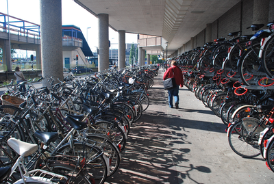 804730 Afbeelding van de fietsenstalling op het Stationsplein te Utrecht.
